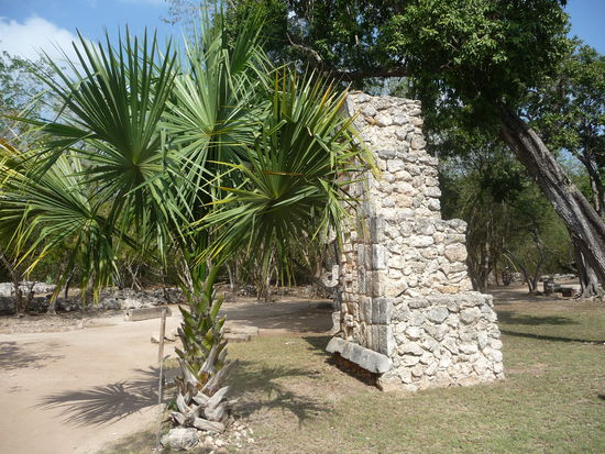 Chaac Masken an der Seite des Turms