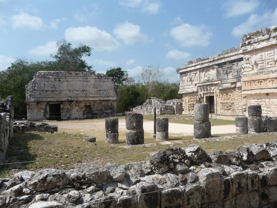 Las Monjas - Osthof mit Südost Gebäude im Hintergrund