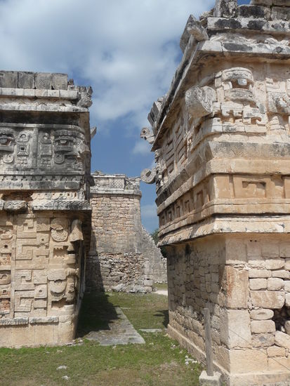 Las Monjas am Osthof - am rechten Gebäude sieht man die Chaak Masken