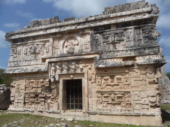 Las Monjas - Ostseite mit Herrscherfigur über der Tür