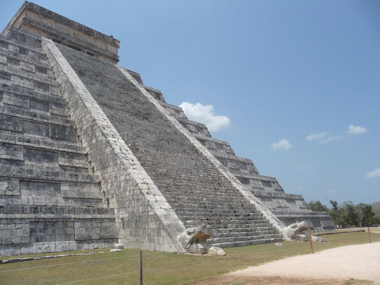 Die Pyramide des Kukulcan mit Schlangenköpfen am Fuß der Treppe