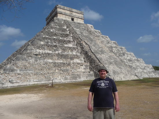Ich vor der Pyramide des Kukulcan