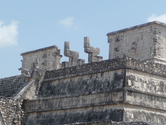 Oben in der Mitte des Kriegertempels sieht man die Schlangenpfeiler
