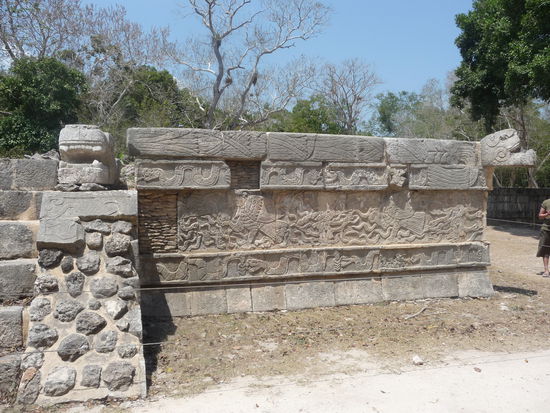 Plattform der Adler und Jaguare mit wunderschönen Fries