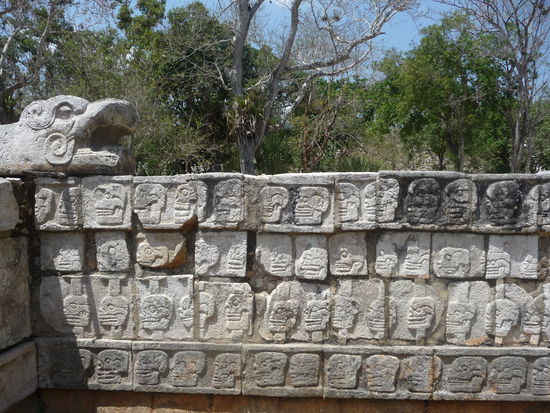 Plattform des Tzompantli auf der ein Holzgerüst errichtet war an denen Schädel geopferter Personen hingen.