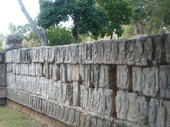 Tzompantli mit Schädelgerüst