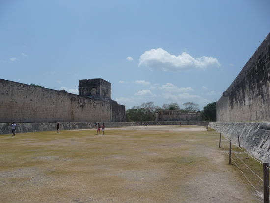 Der große Ballspielplatz mit Tempel der Jaguare links oben.Von den bisher 8 Ballspielplätzen die in Chichen Itza gefunden wurden ist dieser der größte und diente besonders  zeremoniellen Zwecken und der Darstellung religiöser Macht.