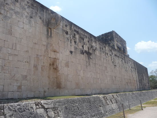 Großer Ballspielplatz mit Relief am unteren Rande und Ballspielring oben