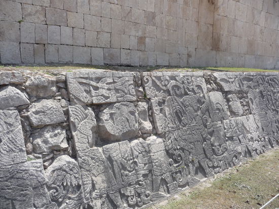 Relief am großen Ballspielplatz an denen u.a. zu sehen ist wie jemand enthauptet wird und das herausschießende Blut in Form von 7 Schlangen dargestellt ist was als Symbol der Fruchtbarkeit bei den Mayas galt.