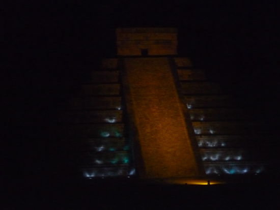 Pyramide des Kukulcan in abendlicher Lichtershow