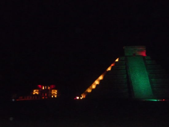 Pyramide des Kukulcan und Kriegertempel links