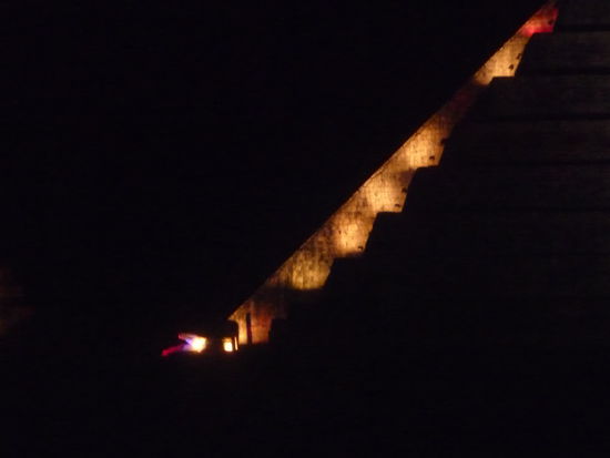 Gut zu sehen die Schlangenförmige Treppe an der Pyramide des Kukulcan