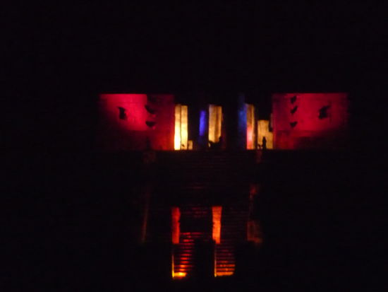 Ganz schwach sieht man in der mitte den Schatten des Chak Mool auf dem Kriegertempel