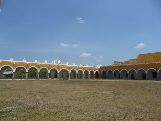 Franziskaner Kloster Innenhof vor dem Haupteingang