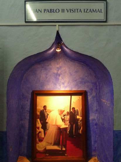 Foto vom Papstbesuch 1993 im Kloster von Izamal