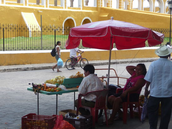 Obstverkäufer am Kloster