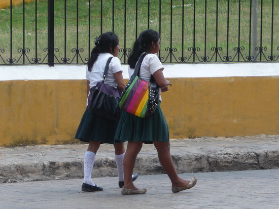 Schulmädchen auf dem Heimweg in Izamal