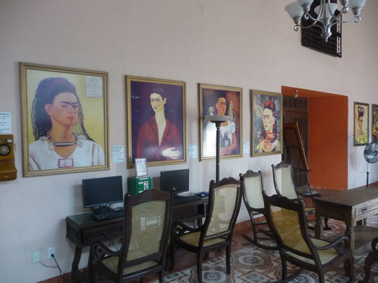 Sehr schön fand ich die vielen Nachbildungen von der bedeutenden mexikanischen  Künstlerin Frida Kahlo die überall an der Wand hingen