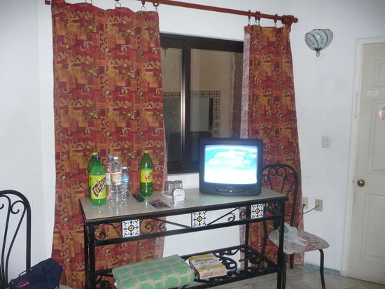 Mein Zimmer mit Fenster ohne Funktion da Mauer dahinter und alles Dunkel auch am Tage