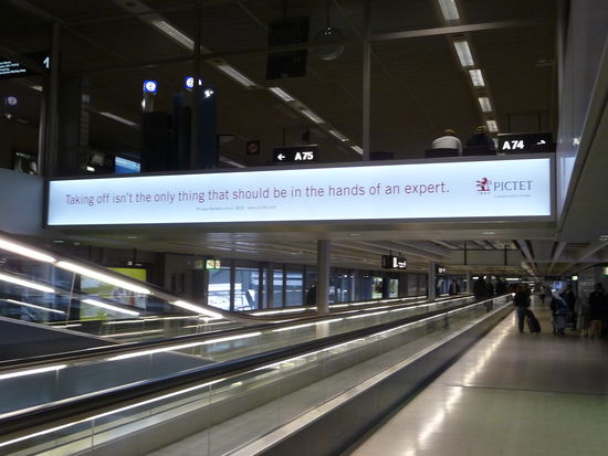 Auf dem Laufband im Flughafen Zürich