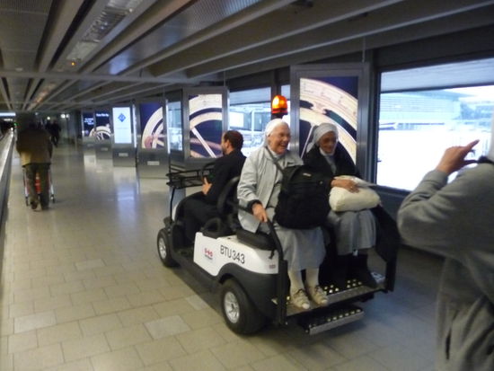 Man kann sich auch fahren lassen wie diese 2 Nonnen