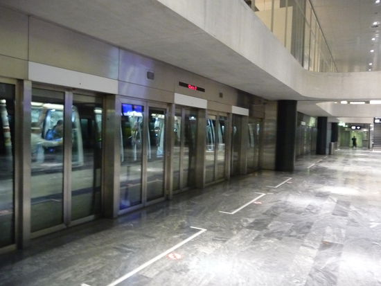 Der Sky Train verbindet das Terminal für Europa Flüge mit dem Terminal für Flüge in den Rest der Welt ( Fernflüge )