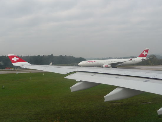 Auf den Weg zur Startbahn - Nur noch eine Maschine ebenfalls ein A 330 - 300 steht vor uns und dann kann es los gehen !!