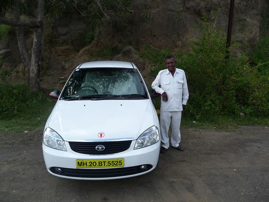 Mein Privatfahrer mit Auto der mich während der kommenden Tage begleitet