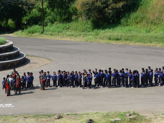 Indische Schulklasse nach Besichtigung der Jain Tempel
