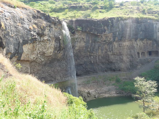 Blick auf den Wasserfall des Yelganga Flußes an den Ellora Höhlen