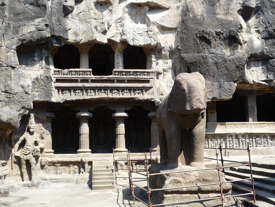 Hindu Tempel 16 Elephant und hinten links die Flußgöttin