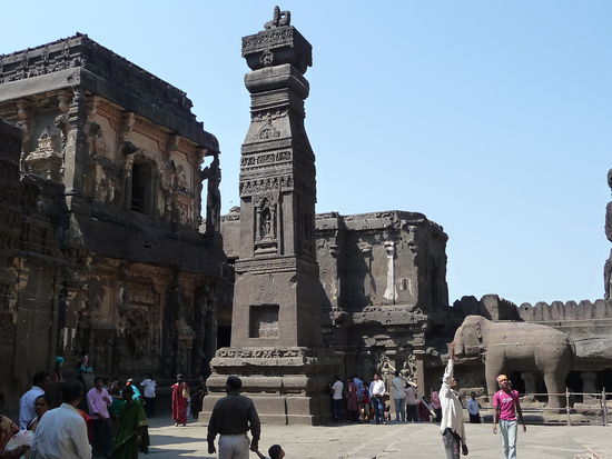 Hindu Tempel 16 - Ornamentierte Pfeiler - Mansthumb Emblem of Kailas