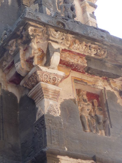 Hindu Tempel 16 hier noch sehr schön zu sehen die Farbverzierungen womit früher ein großer Teil des Tempels versehen war