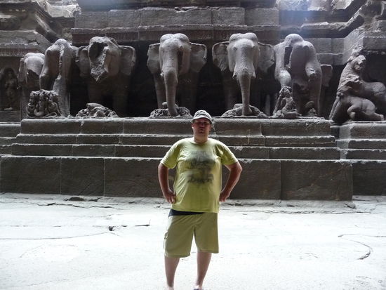 Ich vor den Elephanten im Hindu Tempel 16