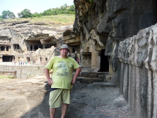 Ich vor den Buddhistischen Höhlen in Ellora