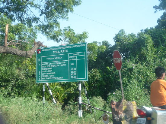 Mautgebühren an der Stadtgrenze von Aurangabad hier in Englisch