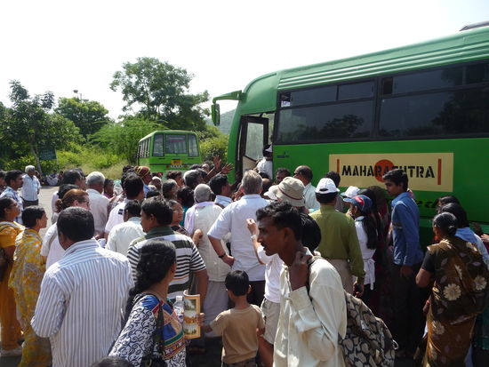 Der harte Kampf um einen Platz im Bus