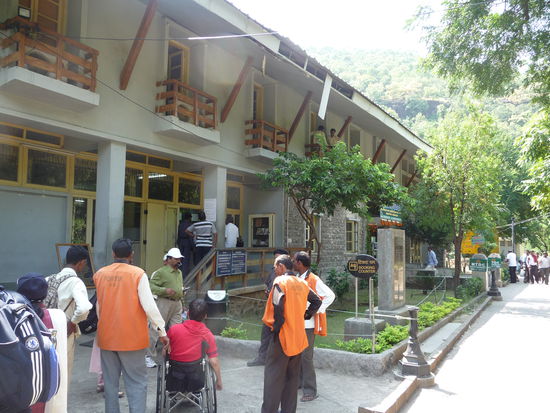 Jetzt heißt es nur noch schnell zur Kasse und ein Ticket kaufen und auch hier wieder Inder 10 Rupie - Ausländer 250 Rupie !!  Neben mir waren noch 2 Spanier , 2 Engländerin und dieser im Rollstuhl sitzende Japaner mit seiner Frau unterwegs die sich rührend darum kümmerte das Ihr Mann von Helfern durch das Gelände getragen wurde. Dazu kamen noch etwa Tausend Indische Besucher.