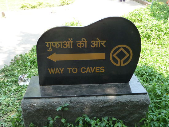 Dort geht es zu den Höhlen