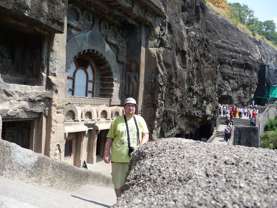 Ich vor der Ajanta Höhle 9