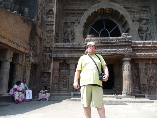 Ich vor der Ajanta Höhle 19