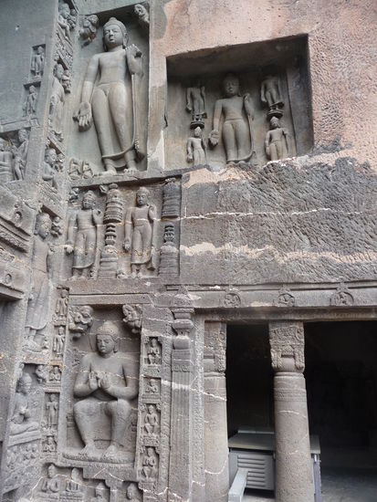 Ajanta Cave 19 unten links Dhammachakra Pravartan Mudra