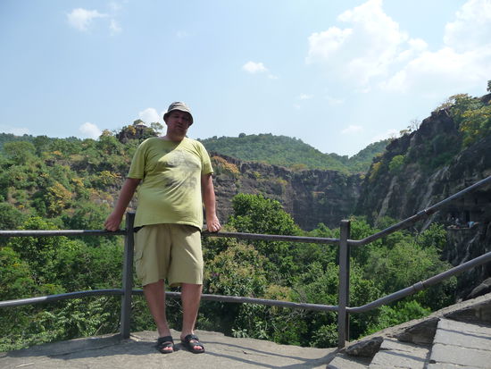 Ich an den Ajanta Höhlen