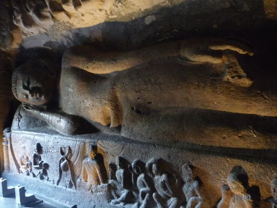 Ajanta Cave 26 mit liegenden Buddha