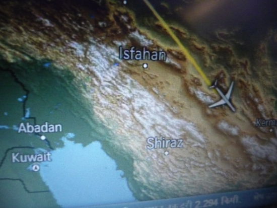 Links liegt Kuweit an dem wir gerade vorbei fliegen