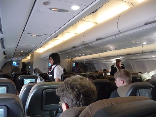 An Bord meines A 330 - 300 der Swiss werden gerade wieder mal Getränke verteilt  