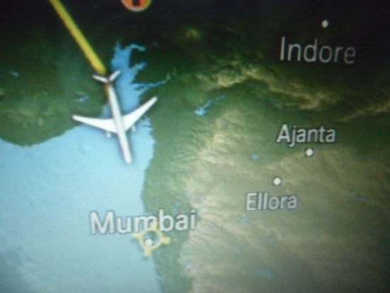 Noch eine Stunde und dann habe ich Mumbai am späten Abend erreicht.
Rechts auf der Karte sind schon zwei ganz große Highlights meine Rundreise zu sehen ... Ellora und Ajanta !!