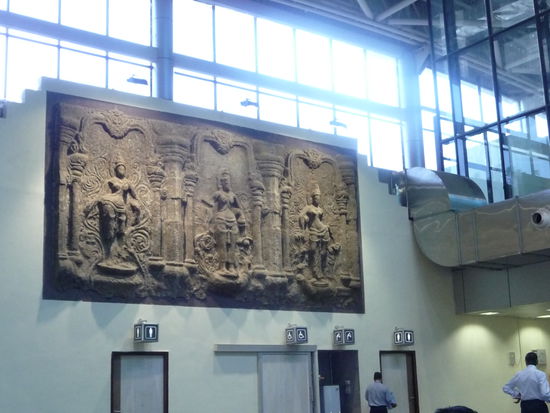 Der sehr moderne Airport nimmt in seinem Terminal Bezug auf die größten Sehenswürdigkeiten in der Umgebung Ellora und Ajanta wie hier schön zu sehen ist.