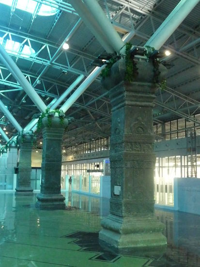 Auch hier ist wieder sehr schön an den Pfeilern  zu sehen der Bezug zu den Höhlen Tempeln in Ellora und Ajanta