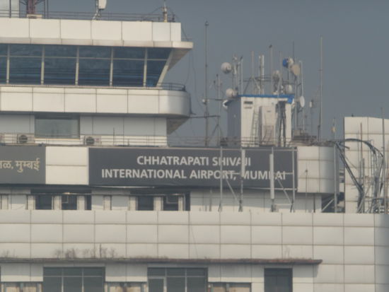 Nach einer Stunde habe ich wieder den Internationalen Flughafen von Mumbai erreicht.